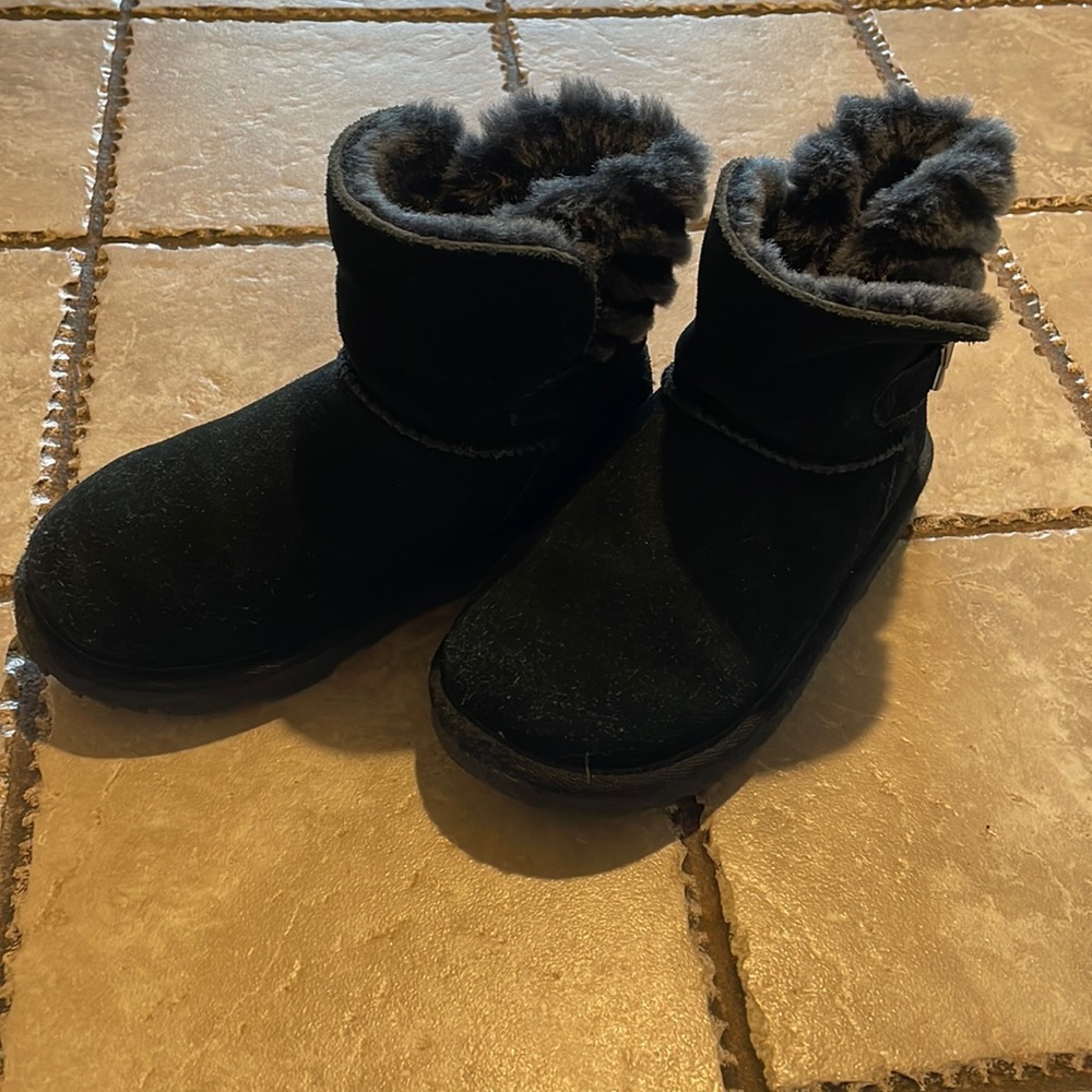 Gently used kids uggs.